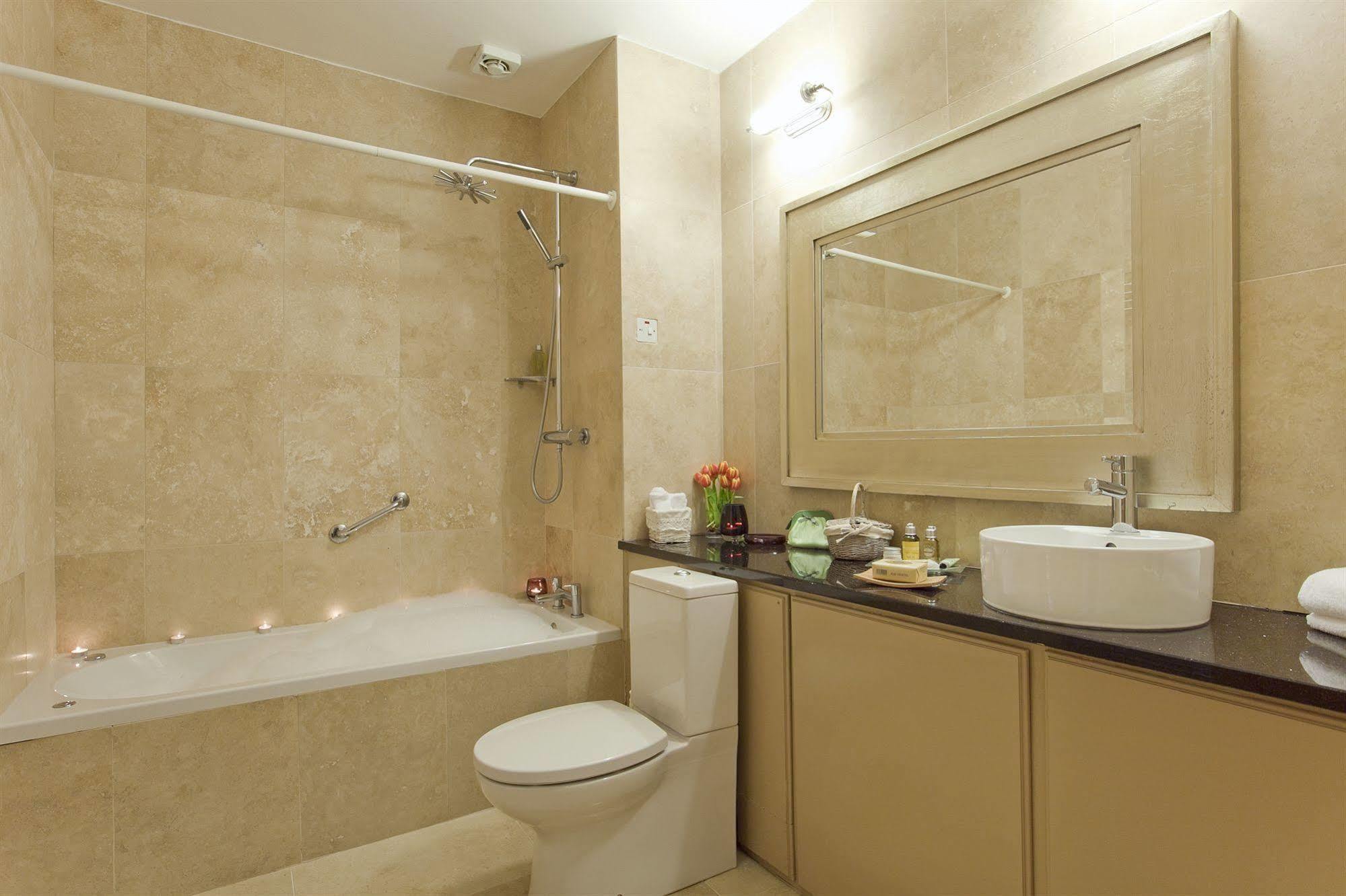Riverside Park Hotel Мэкрум Экстерьер фото